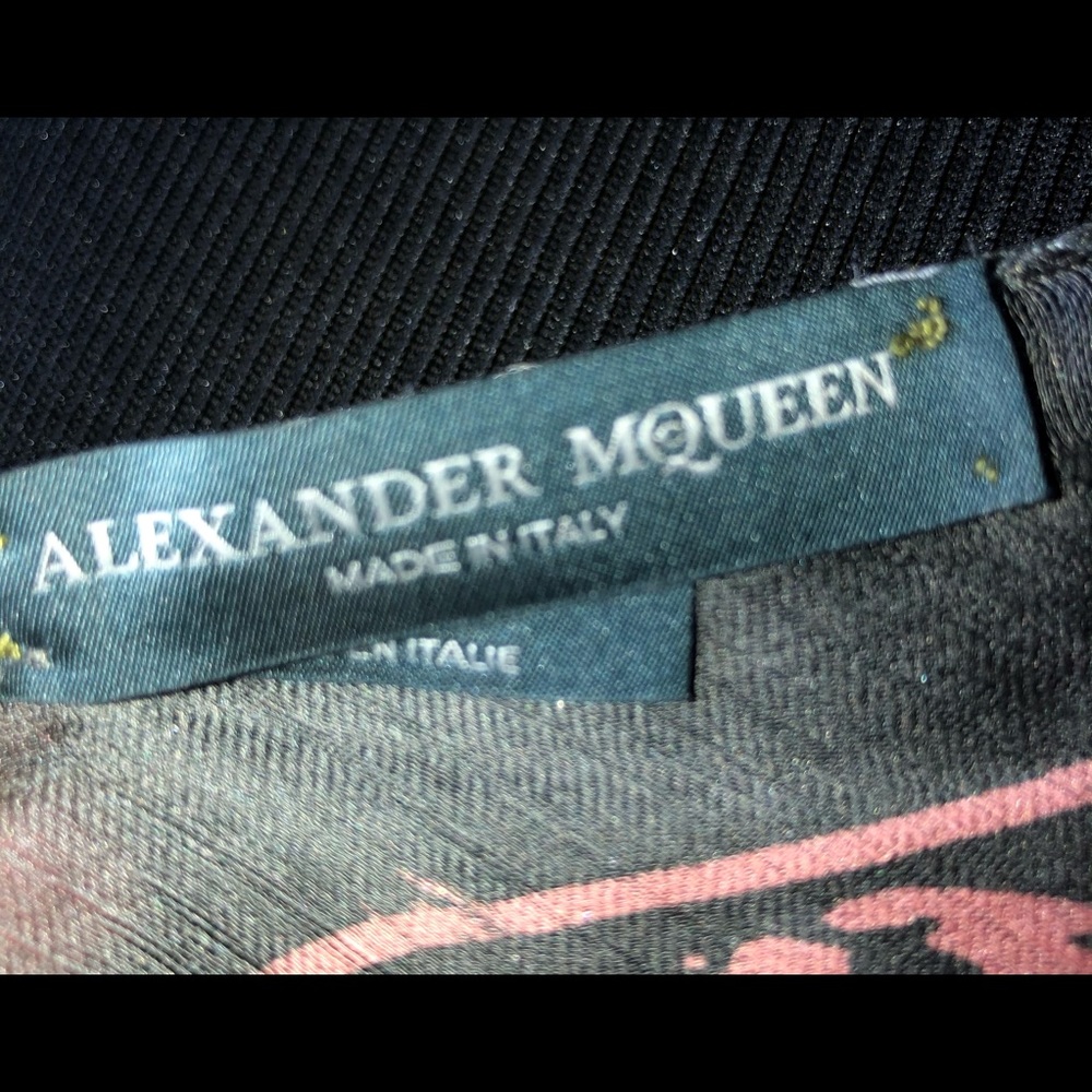 ❌SOLD❌ Alexander McQueen Classic Skull Scarf/Wrap - Picture 5 of 15
